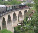 Waldbahn auf Viadukt.jpg